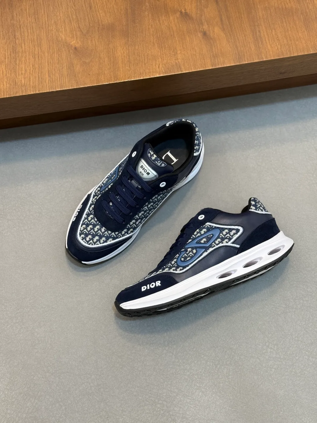 💰800 Dior's latest men's fashion sneakers. This item draws inspiration from retro jogging shoes. Featuring a thick, low-top design, it features a mesh fabric upper and an ultra-light rubber foam sole. The side is decorated with an embossed "Di~r" logo. Code number: 39-44 (order 38, 45, 46)
